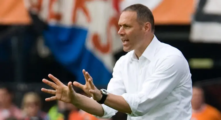 Das-Duell-der-befreundeten-Trainer-gewann-der-nach-dem-Turnier-zu-Ajax-Amsterdam-wechselnde-Marco-van-Basten