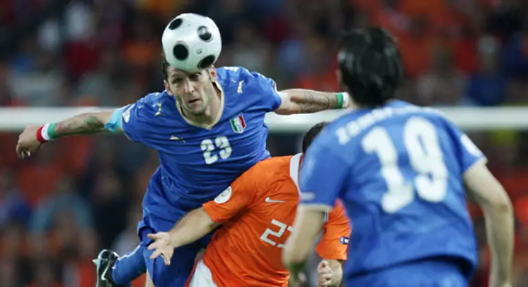 Marco-Materazzi-dessen-Privatduell-mit-Zinedine-Zidane-vom-WM-Finale-2006-die-Fussball-Welt-in-helle-Aufregung-versetzt-hatte-rueckte-in-die-italienische-Innenverteidigung
