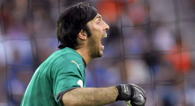 In-der-18-Minute-hatte-er-nur-noch-Gianluigi-Buffon-vor-sich-Der-herausstuermende-Torhueter-brachte-den-Torjaeger-ins-Straucheln-aber-er-fiel-nicht