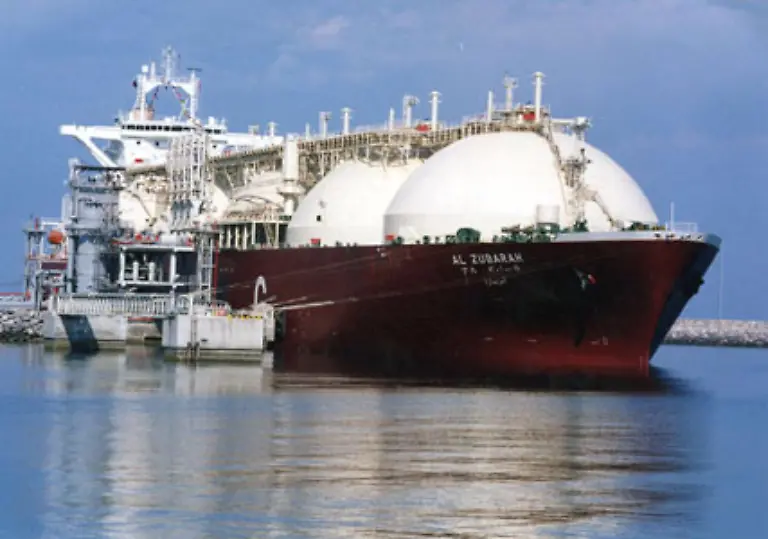 Dazu-koennte-vor-allem-die-Verfluessigung-von-Erdgas-beitragen-Verfluessigtes-Erdgas-LNG-kann-per-Schiff-transportiert-werden-und-wird-daher-aehnlich-wie-auf-einem-Weltmarkt-gehandelt-Diese-Form-des-Gas-Transports-ist-allerdings-sehr-teuer
