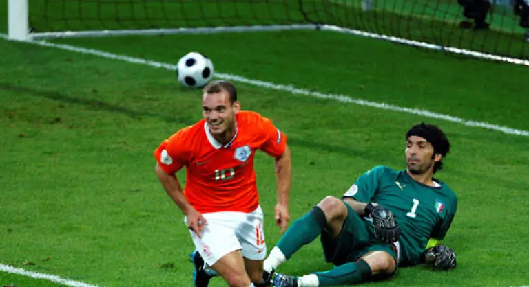 Ein-glaenzender-Angriff-ueber-den-wild-entschlossenen-Giovanni-van-Bronckhorst-und-Dirk-Kuyt-vollendete-Sneijder-zum-2-0