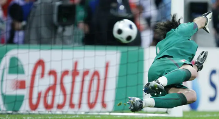 Zu-diesem-Zeitpunkt-hatte-Torwart-Gianluigi-Buffon-bereits-so-viele-Gegentore-bekommen-wie-waehrend-der-gesamten-WM-2006-in-Deutschland