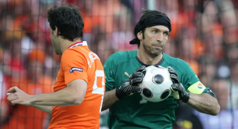 Zwei-Minuten-vor-dem-Wechsel-haette-van-Nistelrooy-alles-klarmachen-koennen-doch-diesmal-scheiterte-er-an-Buffon