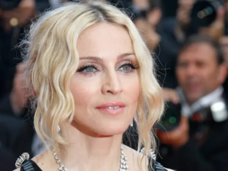 Madonna-hat-jetzt-kurz-vor-ihrem-Fuenfzigsten-uebrigens-angekuendigt-noch-ein-Baby-adoptieren-zu-wollen