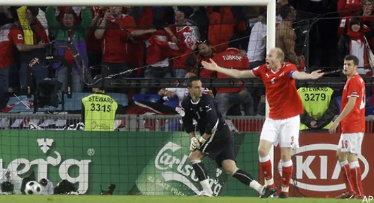 und-auch-die-Feldspieler-in-Rot-lamentieren-nach-dem-Treffer-zum-1-1