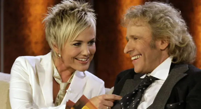 TV-Verkupplerin-an-der-Stall-Front-links