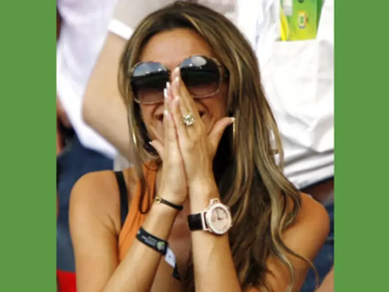 ueber-ein-ausgepraegtes-Mimik-Spiel-verfuegen-Und-ein-VIP-Baendchen