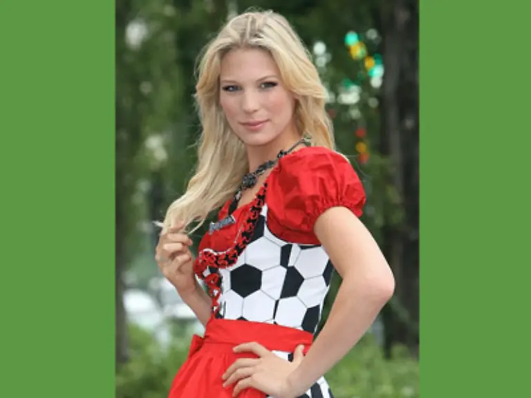 Bastian-Schweinsteigers-Lebensgefaehrtin-Sarah-Brander-posiert-im-Dirndl-mit-Fussball-Design