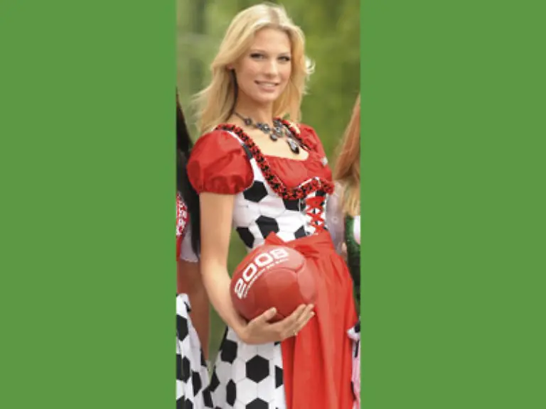 Sarah-Brandner-19-wirbt-fuer-einen-bayrischen-Dirndlschneider