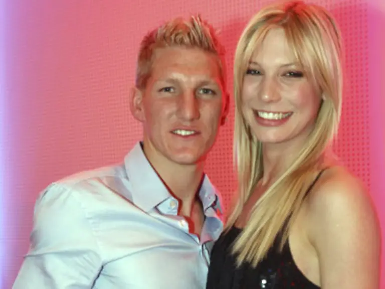 Um-ihren-Schweini-bei-der-EM-zu-unterstuetzen-soll-sie-alle-Fotoshootings-und-TV-Termine-auf-Eis-gelegt-haben