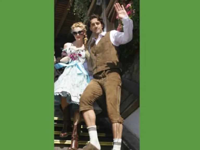 Egal-was-ich-erreiche-Marta-wird-sich-wohl-nie-wirklich-fuer-Fussball-interessieren-Waehrend-ich-spiele-geht-sie-lieber-mit-dem-Hund-spazieren-beklagte-sich-der-Bundesliga-Torschuetzenkoenig-vom-FC-Bayern-Muenchen-kuerzlich-im-Fachblatt-kicker