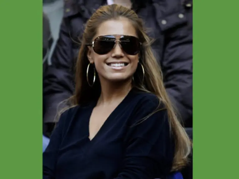 Sylvie-van-der-Vaart-ist-da-anders-gestrickt-Fuer-mich-sind-Holland-Spiele-eine-emotionale-Achterbahnfahrt-Es-beginnt-schon-damit-wenn-Rafa-unten-auf-dem-Rasen-steht-und-unsere-Hymne-ertoent