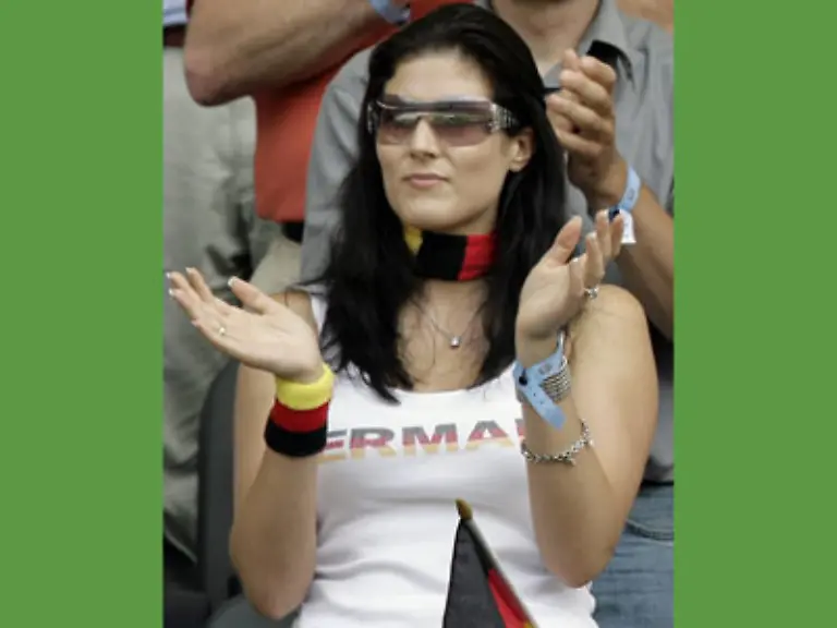 Denn-wie-schon-Petra-Frings-die-Ehefrau-von-Mittelfeldspieler-Torsten-Frings-einmal-sagte-Ich-mag-das-Wort-Spielerfrau-eigentlich-nicht-weil-dabei-jeder-an-blond-und-bloede-denkt