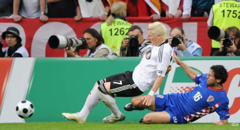 Das-einzige-Bemerkenswerte-was-sich-in-der-Schlussphase-noch-ereignete-war-eine-grobe-Unsportlichkeit-des-schlechtesten-Verlierers-im-DFB-Trikot