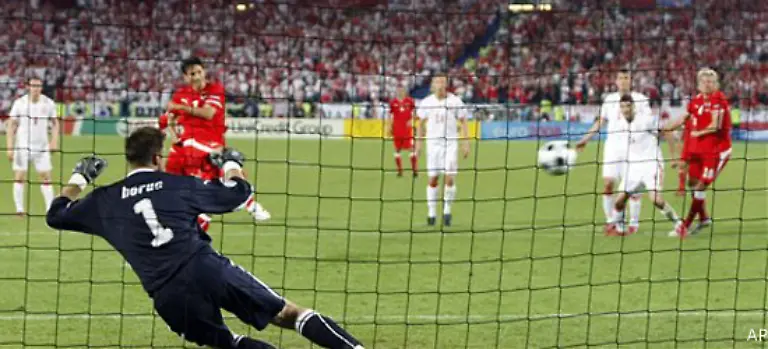 Ivica-Vastic-verwandelte-gegen-Artur-Boruc-sicher-und