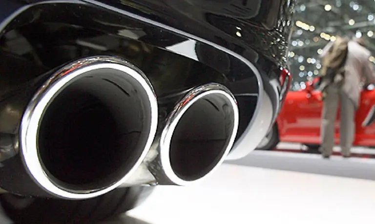 Die-Klimadiskussion-ist-in-vollem-Gange-Schaedlicher-Biosprit-Russpartikelfilter-und-Benzinpreise-auf-Rekordniveau-verunsichern-die-Autokaeufer-zusaetzlich-Kein-Wunder-dass-der-Automarkt-in-Deutschland-einfach-nicht-in-Gang-kommen-will
