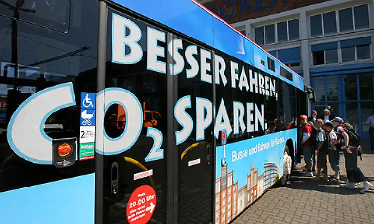 Was-tun-also-mit-der-Deutschen-liebstem-Kind-dem-Auto-Die-Zurueckhaltung-der-Privatkaeufer-trifft-die-deutsche-Autoindustrie-besonders-hart-Nur-die-Verkaeufe-an-gewerbliche-Kunden-und-das-Leasing-Geschaeft-sorgen-fuer-Absatz