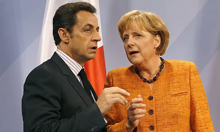 Bundeskanzlerin-Merkel-und-Frankreichs-Praesident-Sarkozy-haben-sich-auf-kuenftige-Grenzwerte-fuer-die-Autoindustrie-geeinigt-Maximal-120-Gramm-pro-Kilometer-soll-die-Flotte-eines-Herstellers-emittieren-duerfen-Langfristig-sind-Grenzwerte-von-95-bis-110-Gramm-anvisiert