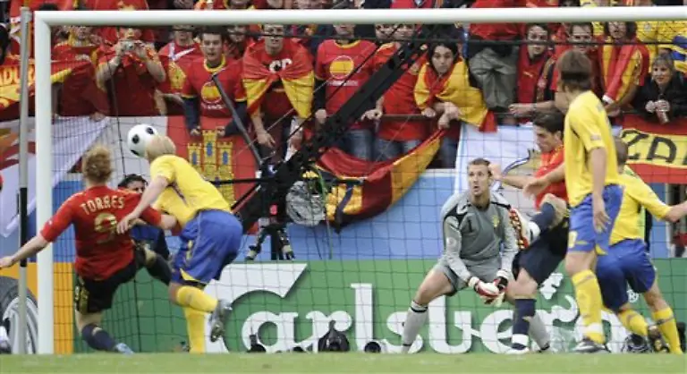 Nach-einer-Ecke-kam-der-Ball-zu-David-Silva-der-halbhoch-in-den-Strafraum-flankte-und-Torres-Fusssohle-fand