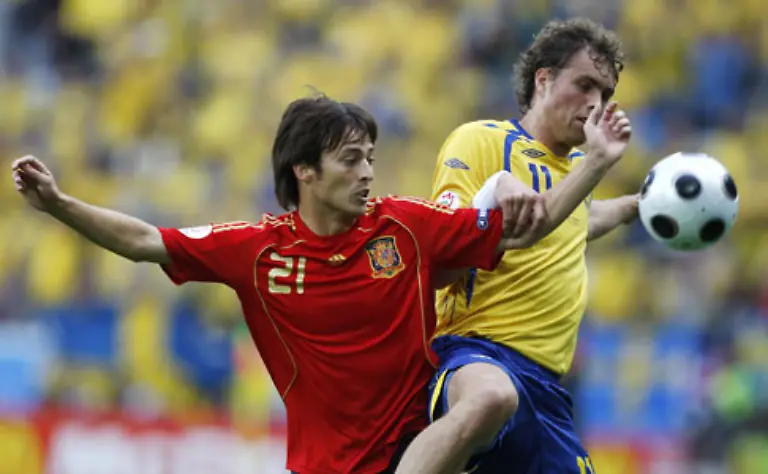 Kurz-vor-Ende-der-ersten-Halbzeit-landete-Elmander-doch-noch-einen-Treffer-Doch-nach-Bodycheck-gegen-Spaniens-Silva-pfiff-der-hollaendische-Schiedsrichter-Pieter-Vink-nicht-Elfmeter-sondern-die-erste-Haelfte-lieber-ab