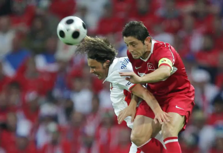 Flach-spielen-hoch-gewinnen-heisst-eine-vielzitierte-Fussball-Weisheit-Der-gepflegte-Flachpasse-in-die-Spitze-waere-auch-fuer-die-Tuerken-gegen-ungemein-kopfballstarke-Tschechen