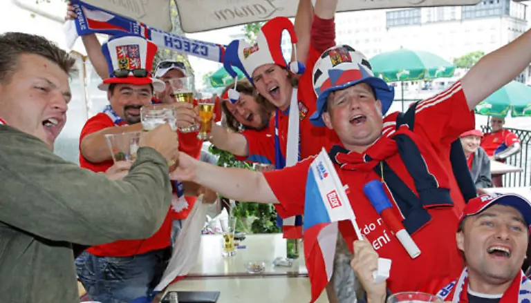 Riesenjubel-bei-den-tschechischen-Fans-die-mit-ihrem-Team-zu-diesem-Zeitpunkt-im-Viertelfinale-gegen-Kroatien-standen