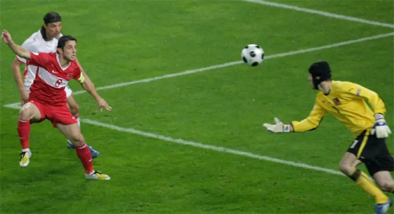 Cech-hatte-den-Ball-nach-einer-Flanke-fallen-gelassen
