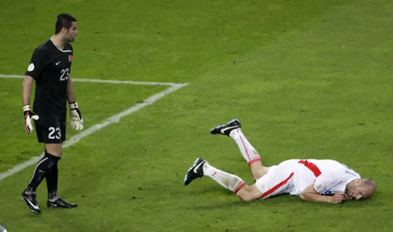 Denn-in-der-Nachspielzeit-gelang-nur-noch-Keeper-Volkan-ein-Treffer-Nach-einer-Taetlichkeit-gegen-Jan-Koller