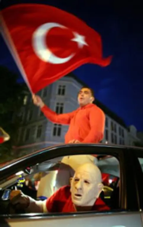 In-den-Innenstaedten-jubelten-fahnenschwingende-Tuerken-auch-Stunden-nach-dem-Abpfiff-noch-ueber-das-Erreichen-des-Viertelfinales