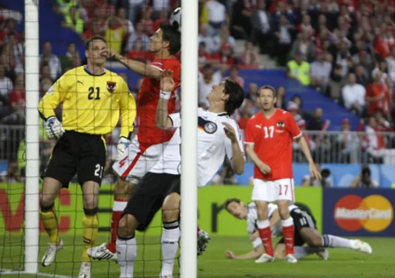 brachte-es-Gomez-fertig-den-Ball-aus-einem-Meter-Entfernung-und-ohne-Bedraengnis-trotzdem-nicht-im-Tor-unterzubringen