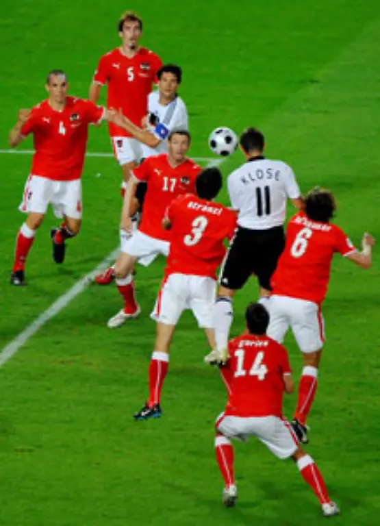 Auch-auf-dem-Rasen-hatte-man-mitunter-den-Eindruck-dass-die-Oesterreicher-mehr-Spieler-auf-dem-Platz-hatten
