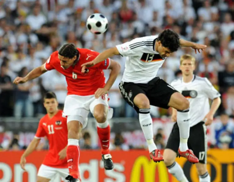 Auch-der-oft-ruede-attackierte-Michael-Ballack-war-zunaechst-nicht-in-der-Lage