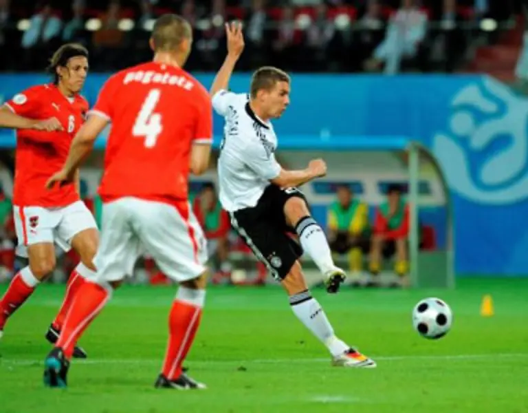 durch-einen-Fernschuss-von-Lukas-Podolski