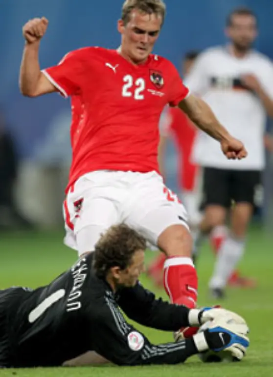 des-aufmerksamen-Jens-Lehmann-zu-verdanken-dass-der-erstmals-bei-dieser-EM-eingesetzte-Erwin-Jimmy-Hoffer