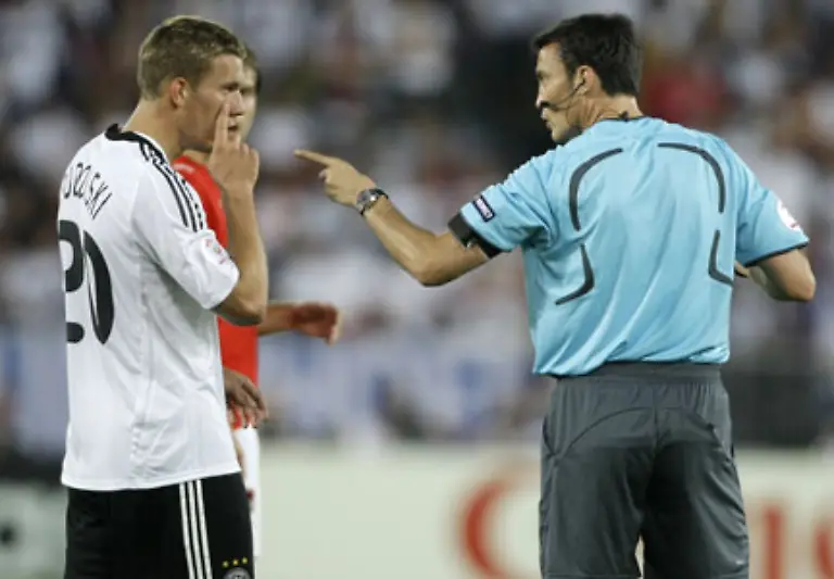 drei-Minuten-spaeter-die-Rote-Karte-haette-sehen-muessen-Doch-der-DFB-Kicker-beschwerte-sich-vergebens