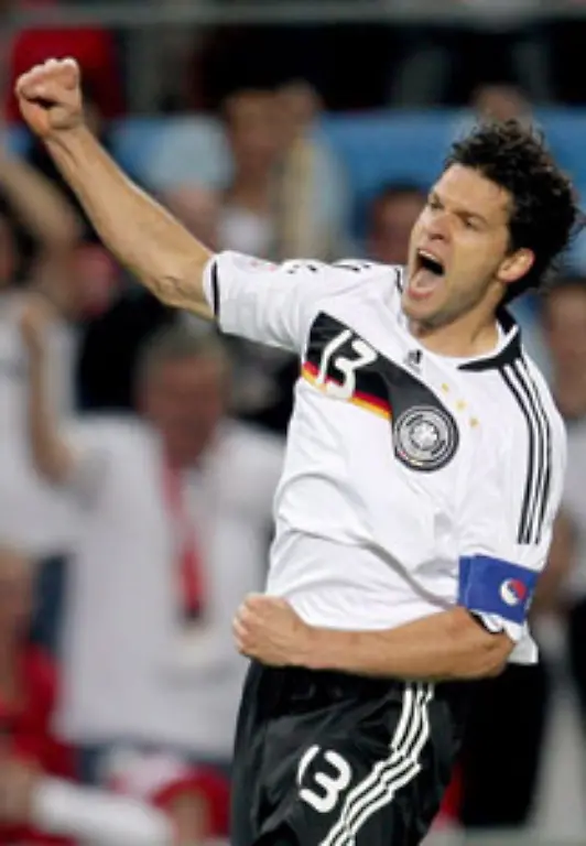 schliesslich-durfte-Fussball-Deutschland-in-der-49-Minute-Michael-Ballacks-erste-gelungene-Aktion-im-bisherigen-Turnierverlauf