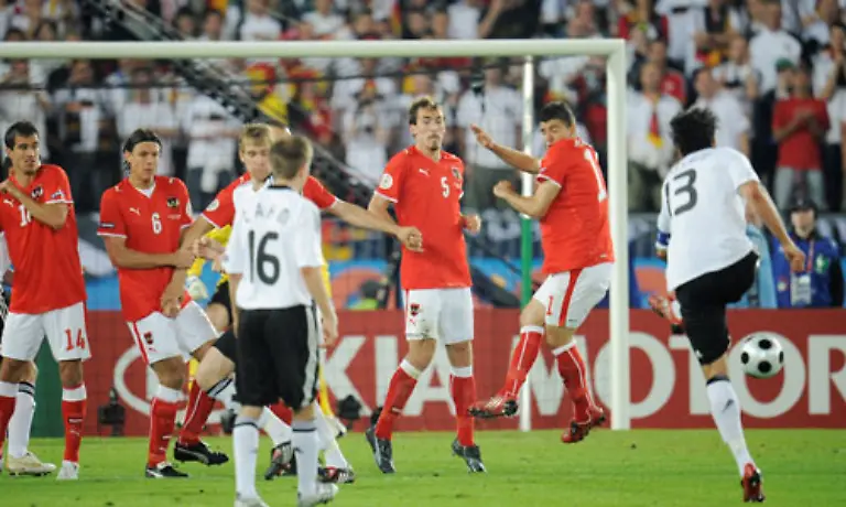 haemmerte-Ballack-den-Ball