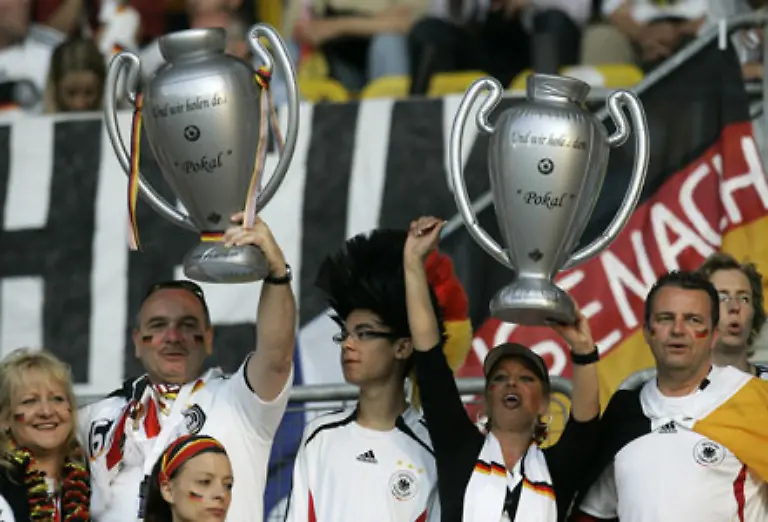 Dass-die-deutschen-Fans-nach-der-erneut-duerftigen-Darbietung-der-DFB-Elf-Pokale-schwenkten
