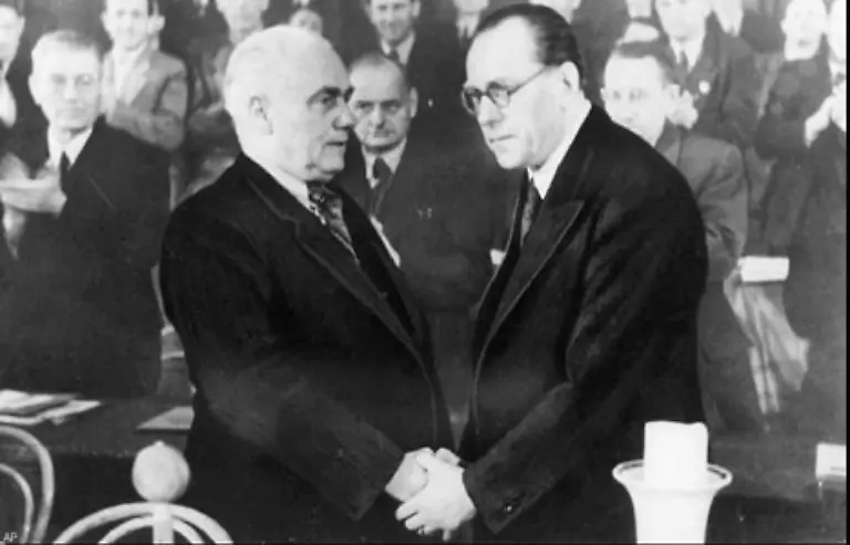 Von-Anfang-an-steht-das-System-in-Ost-Berlin-auf-toenernen-Fuessen-Im-Bild-KPD-Chef-Wilhelm-Pieck-links-und-der-SPD-Vorsitzende-Berlins-und-der-Sowjetischen-Besatzungszone-Otto-Grotewohl-auf-dem-Vereinigungsparteitag-der-SED-1946
