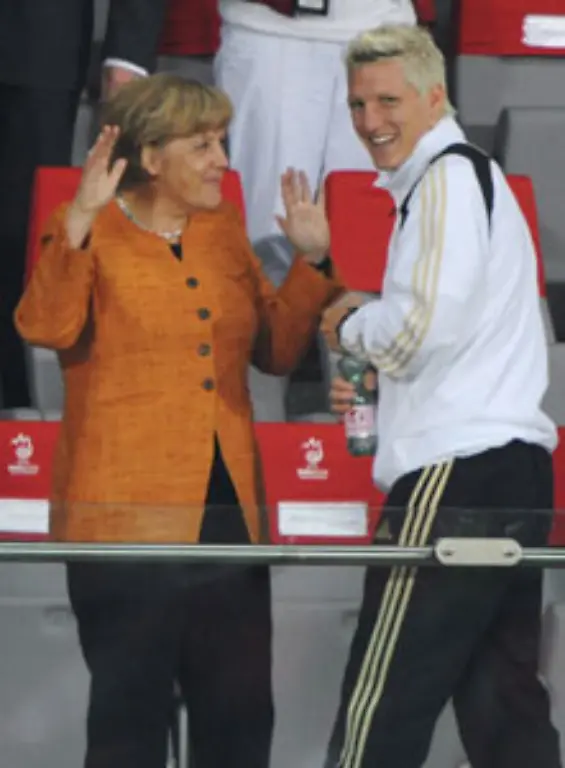 Sie-plaudert-mit-Mittelfeldspieler-Bastian-Schweinsteiger