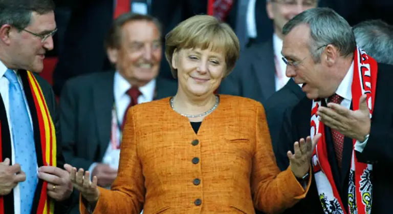 flirtet-mit-ihren-Nachbarn-auf-der-Tribuene