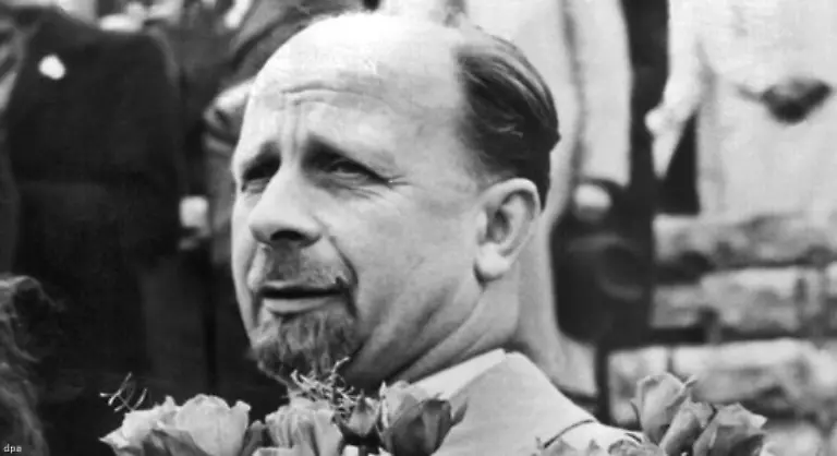 Der-Vorsitzende-des-Staatsrats-Walter-Ulbricht-verkuendet-den-planmaessigen-Aufbau-des-Sozialismus