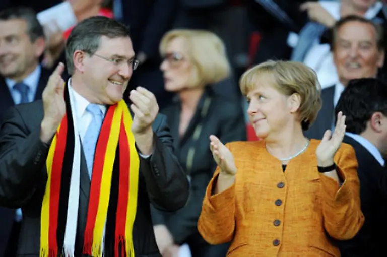 Auch-wenn-Merkel-nicht-oeffentlich-kickt-wie-ihr-Vorgaenger-oder-schon-vor-ihrer-Kanzlerschaft-beim-regelmaessigen-Fussballgucken-beobachtet-wurde