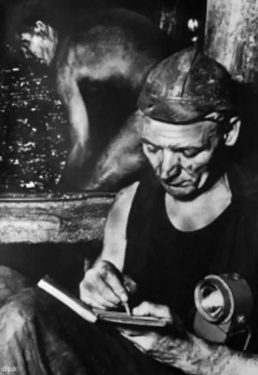 Die-SED-Fuehrung-will-den-oekonomischen-Problemen-im-Mai-1953-mit-einem-Gesetz-zur-Erhoehung-der-Arbeitsnorm-um-mehr-als-10-Prozent-begegnen-Im-Bild-Der-Bergmann-Adolf-Hennecke-der-seine-Norm-mit-387-Prozent-erfuellte