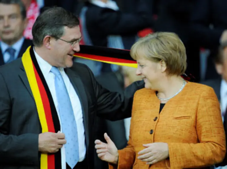Ein-Fussballfan-sei-sie-schon-immer-gewesen-pflegt-Merkel-mittlerweile-zu-sagen