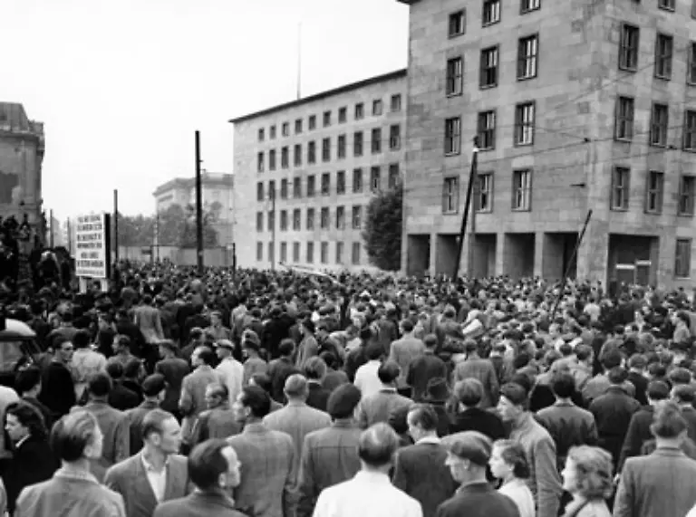 Am-16-Juni-beginnt-der-Protestmarsch-in-der-Stalin-Allee-der-heutigen-Karl-Marx-Allee-Ziel-ist-das-Haus-der-Ministerien
