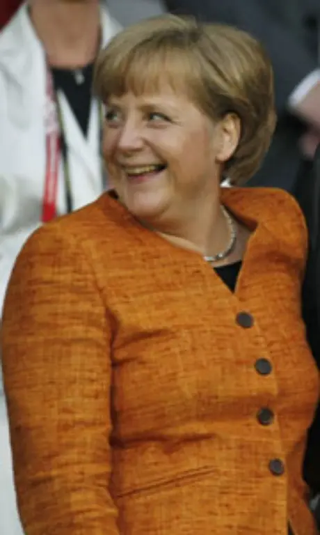 Immerhin-sieht-man-Merkel-im-Stadion-wie-man-sie-in-ihrem-Kabinett-selten-sieht