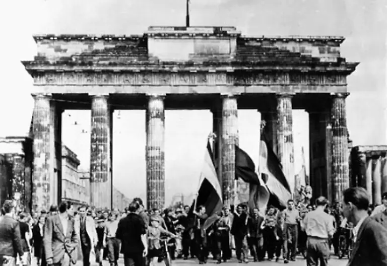 Die-Demonstranten-marschieren-zum-Brandenburger-Tor-dem-Symbol-des-geteilten-Deutschlands