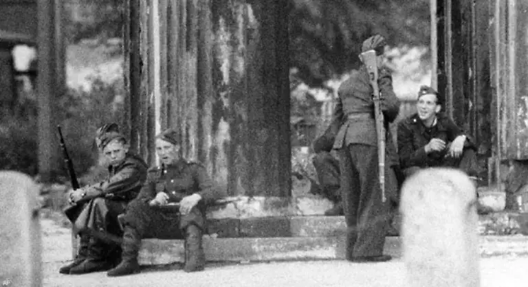 Die-sowjetischen-Besatzer-lassen-18-Menschen-standrechtlich-erschiessen