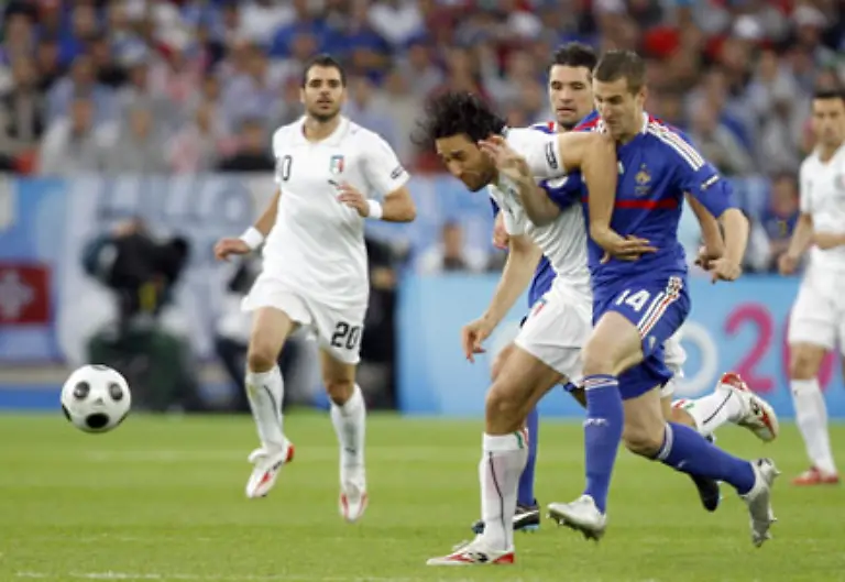 klingelte-es-hinten-bald-das-erste-Mal-Schuld-daran-hatte-Italiens-Luca-Toni